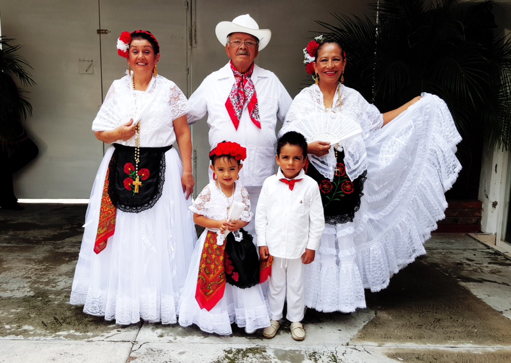 Sol y sones:boda Blanco clásico traje de jarocha con fondo coloridas y folc...